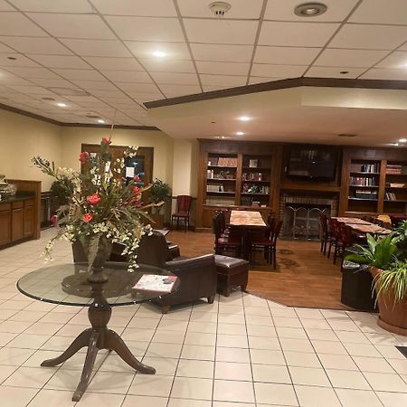Econo Lodge Inn & Suites Norton Экстерьер фото