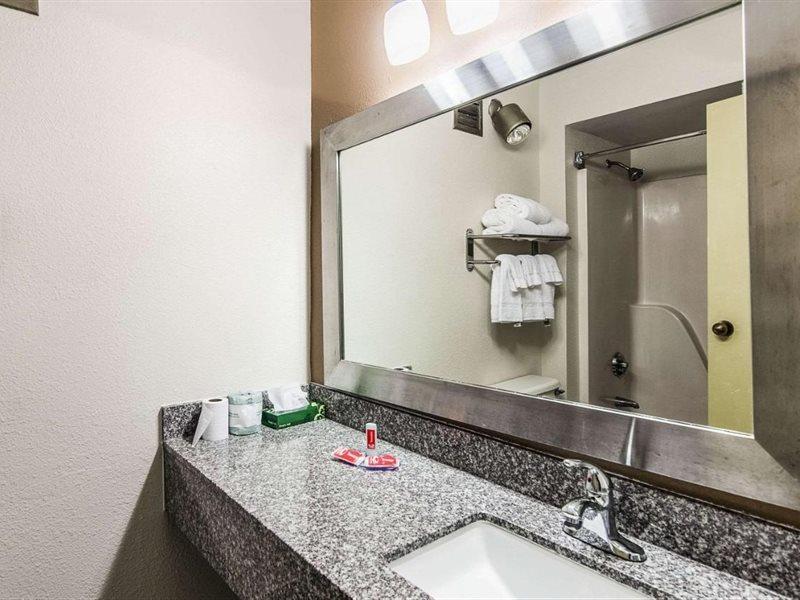 Econo Lodge Inn & Suites Norton Экстерьер фото