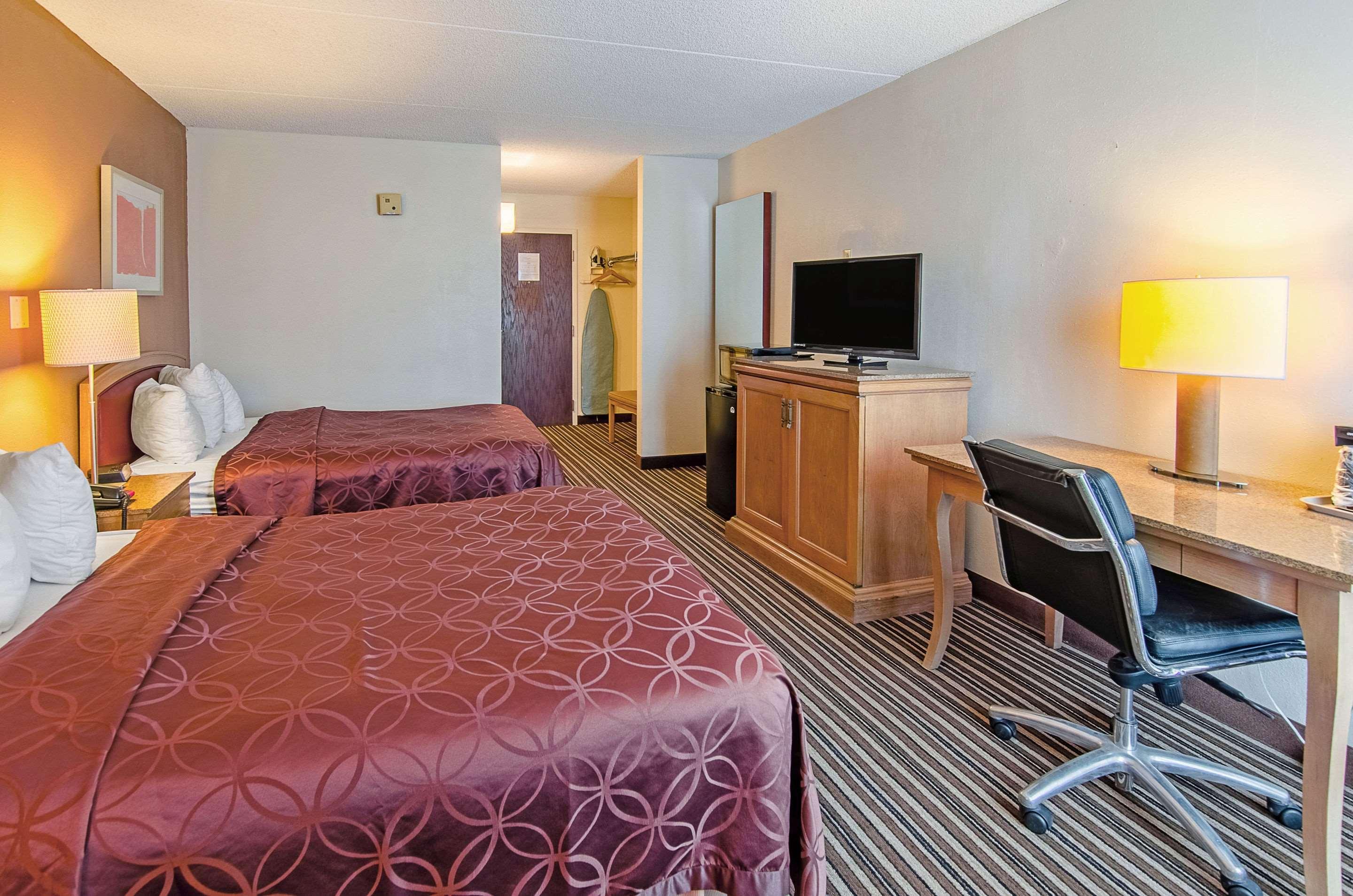 Econo Lodge Inn & Suites Norton Экстерьер фото