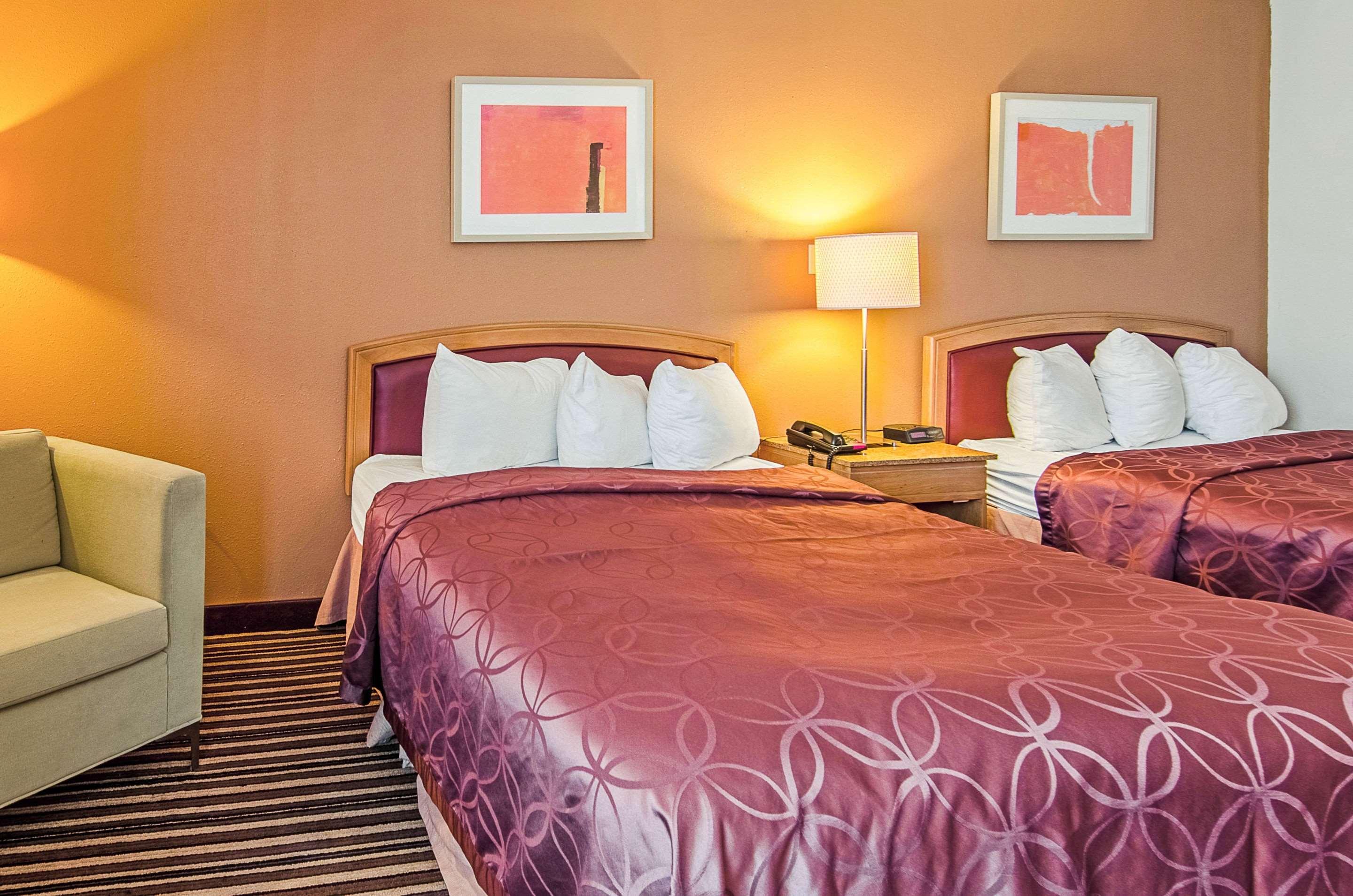 Econo Lodge Inn & Suites Norton Экстерьер фото