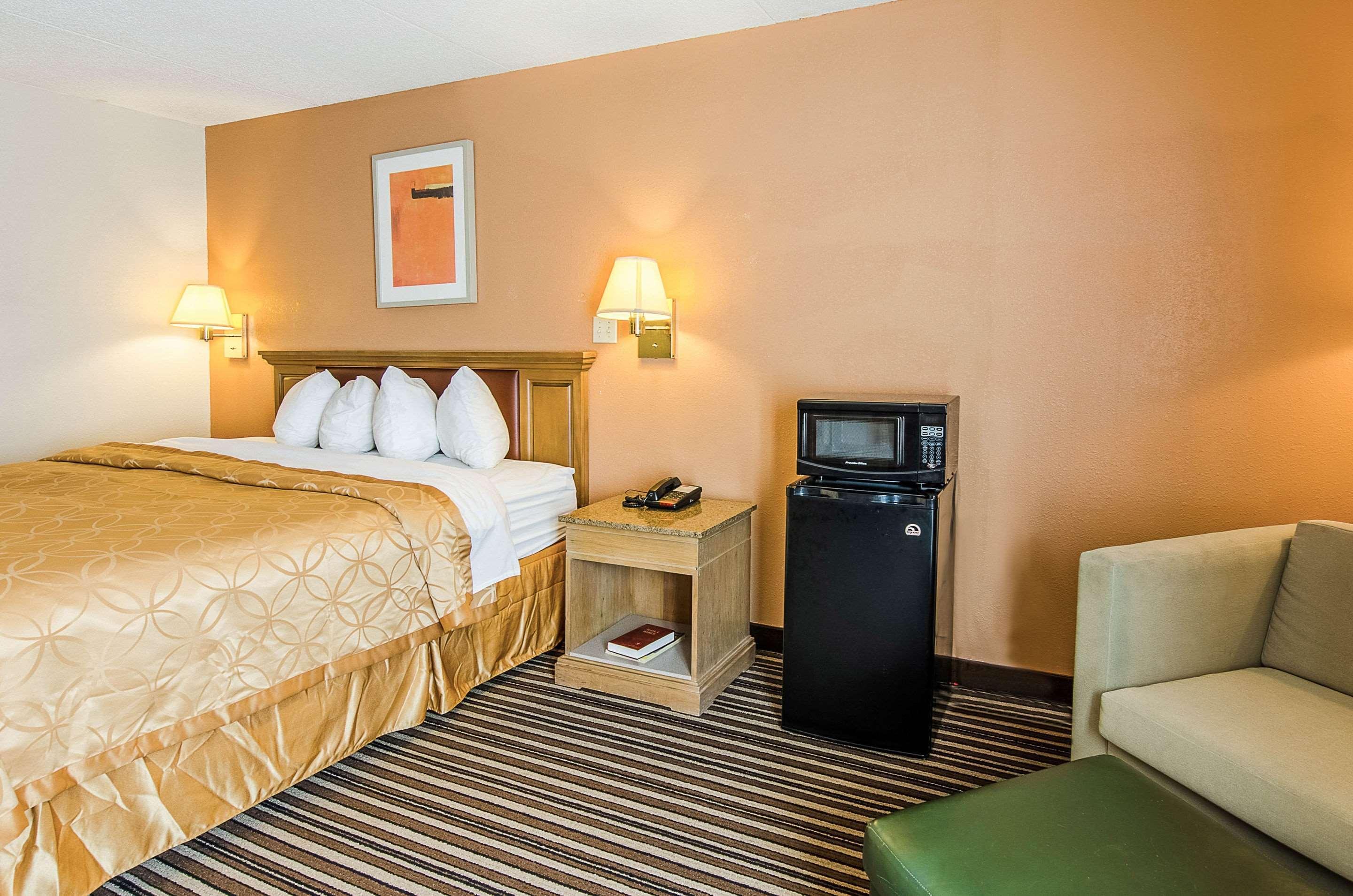 Econo Lodge Inn & Suites Norton Экстерьер фото