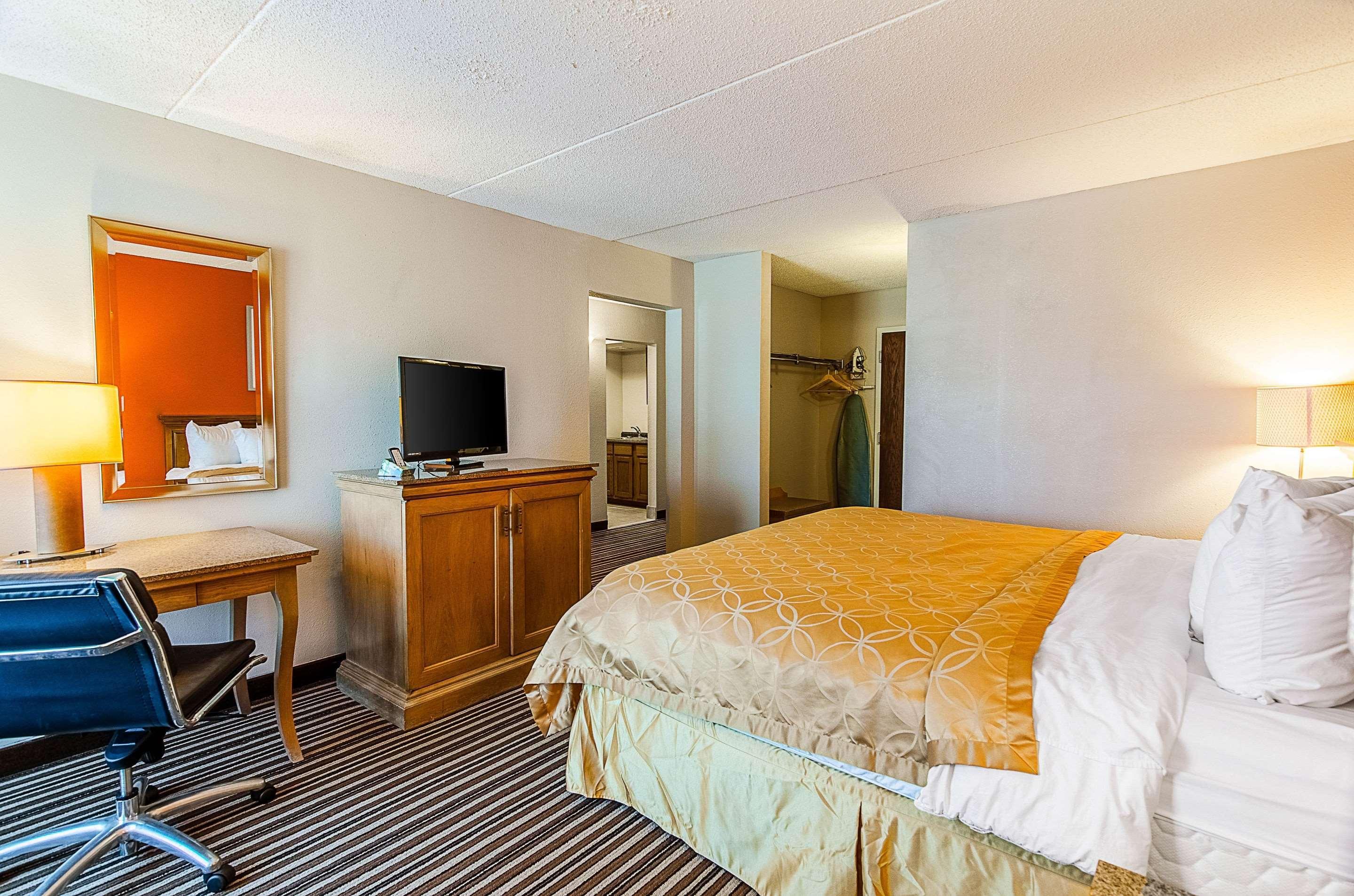 Econo Lodge Inn & Suites Norton Экстерьер фото
