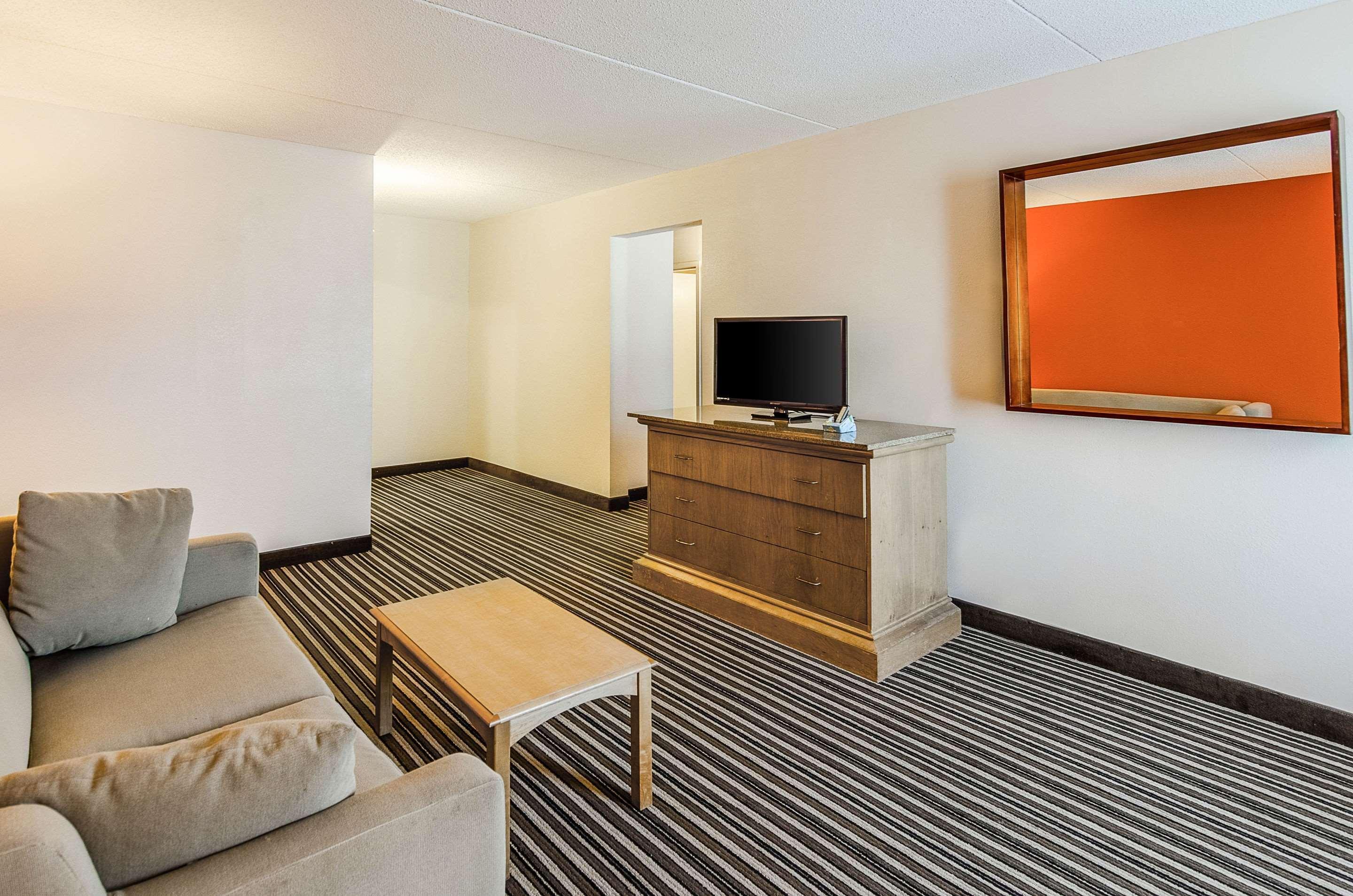 Econo Lodge Inn & Suites Norton Экстерьер фото