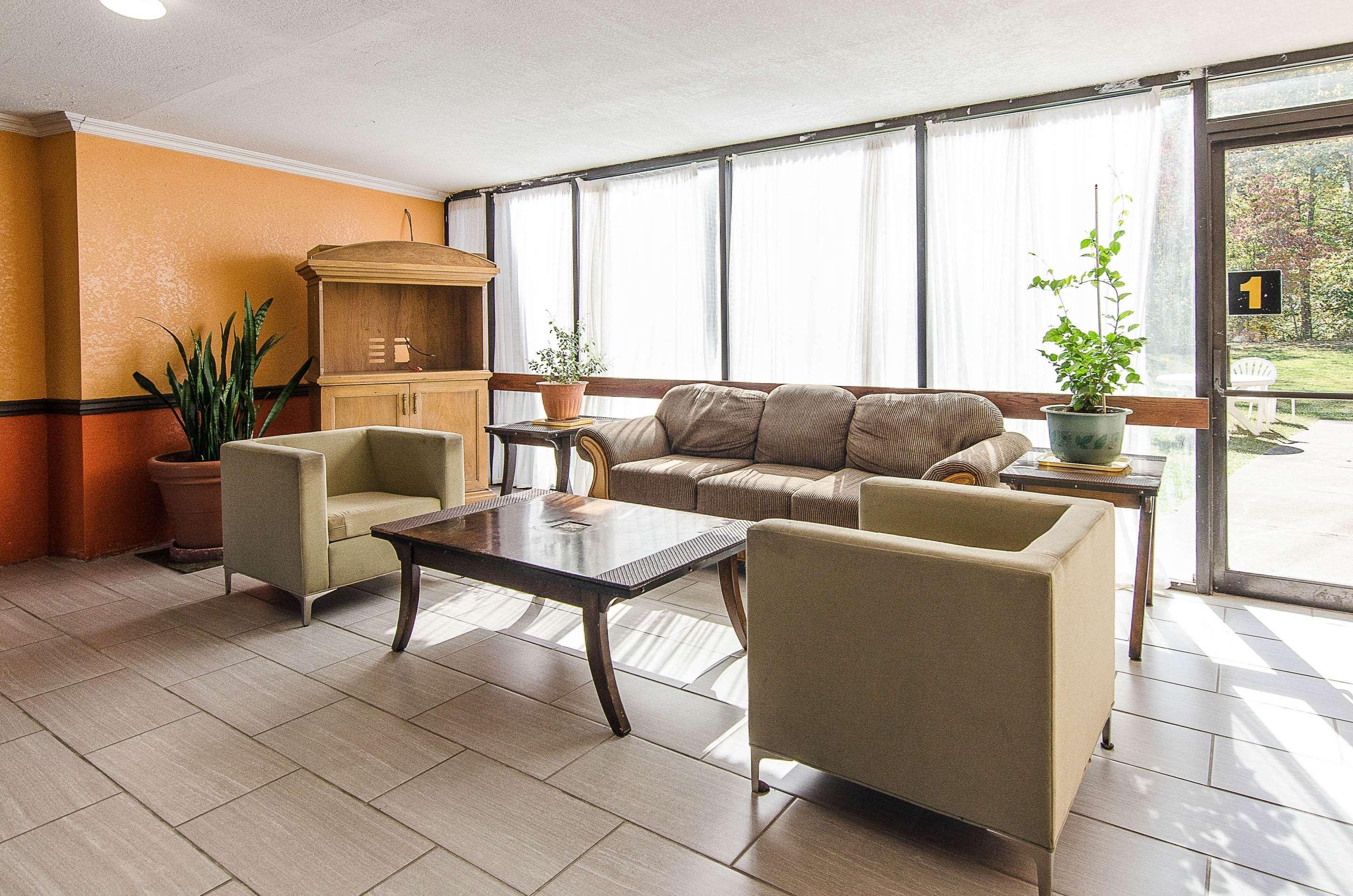 Econo Lodge Inn & Suites Norton Экстерьер фото