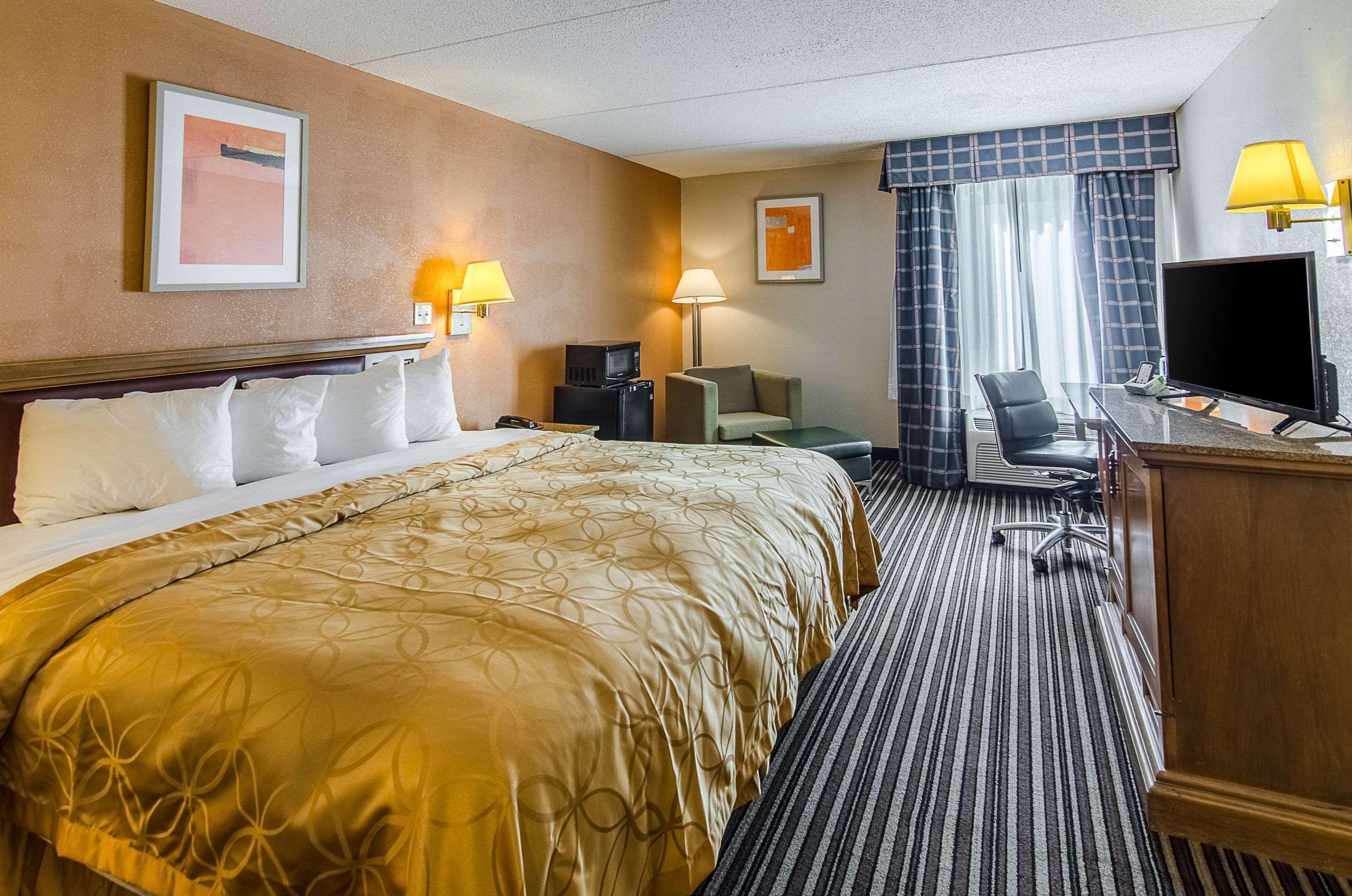 Econo Lodge Inn & Suites Norton Экстерьер фото
