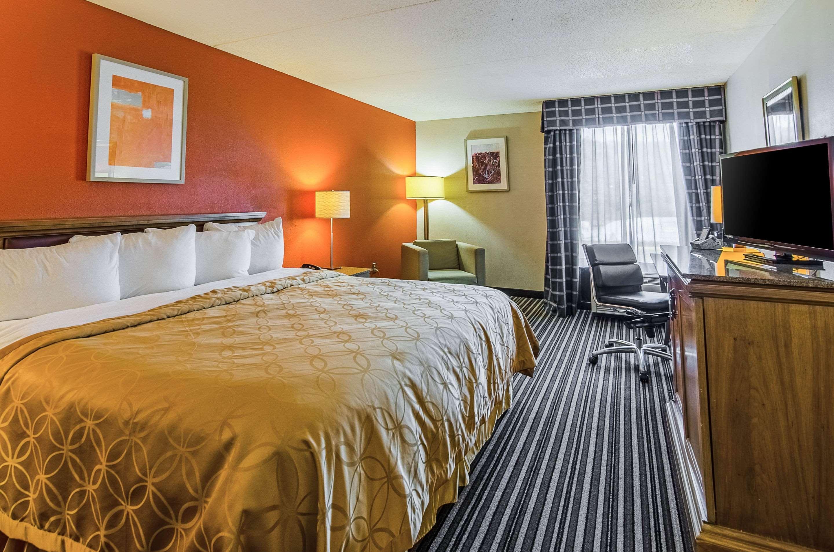 Econo Lodge Inn & Suites Norton Экстерьер фото