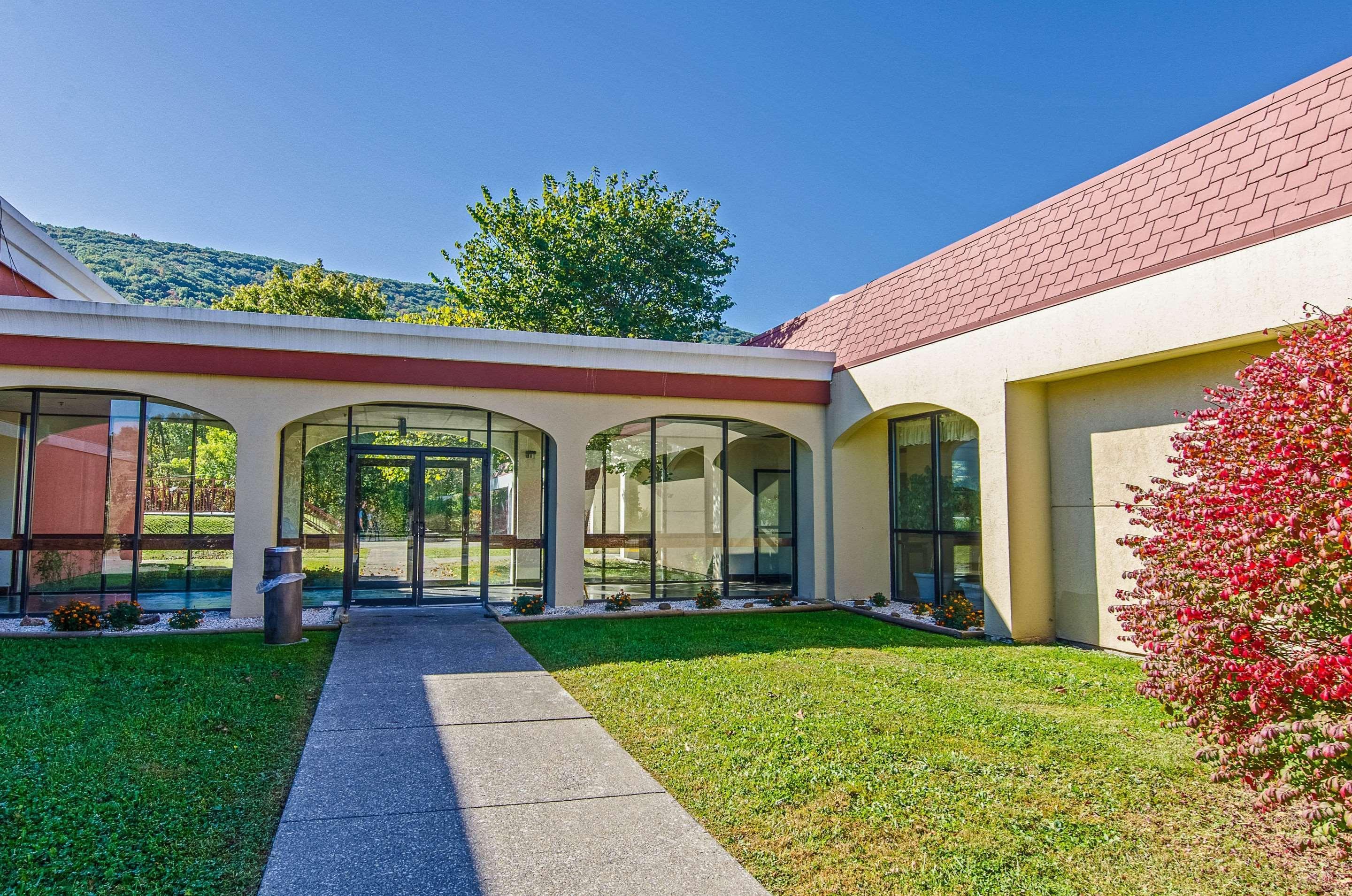 Econo Lodge Inn & Suites Norton Экстерьер фото