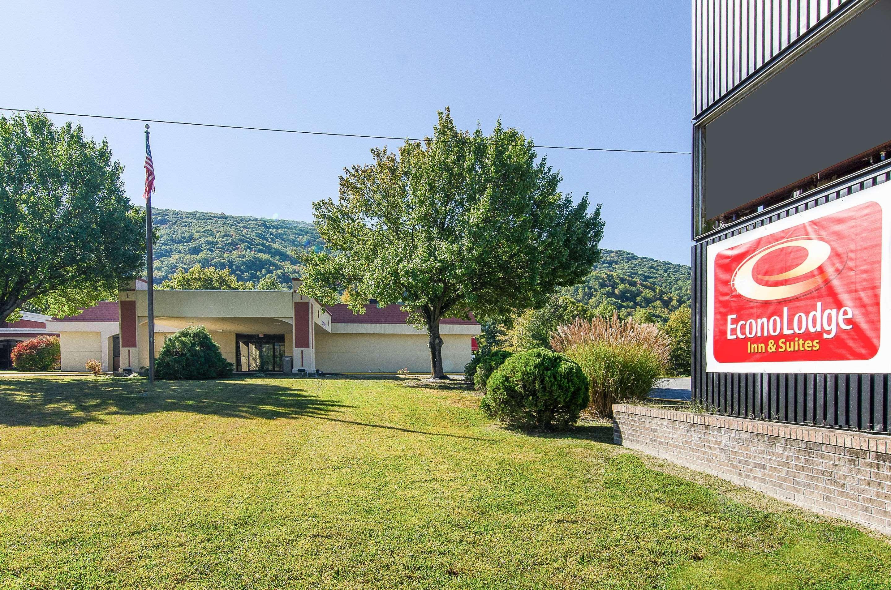 Econo Lodge Inn & Suites Norton Экстерьер фото