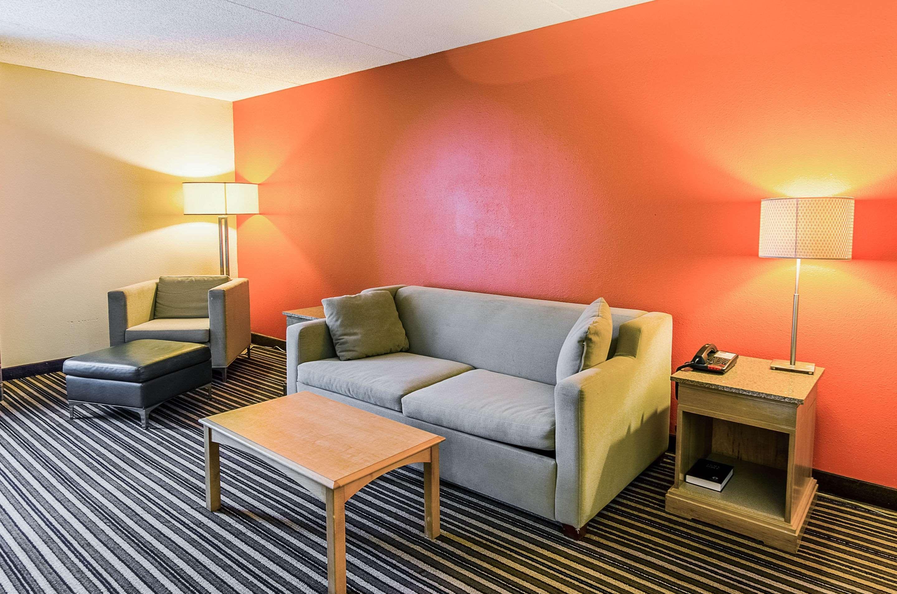 Econo Lodge Inn & Suites Norton Экстерьер фото