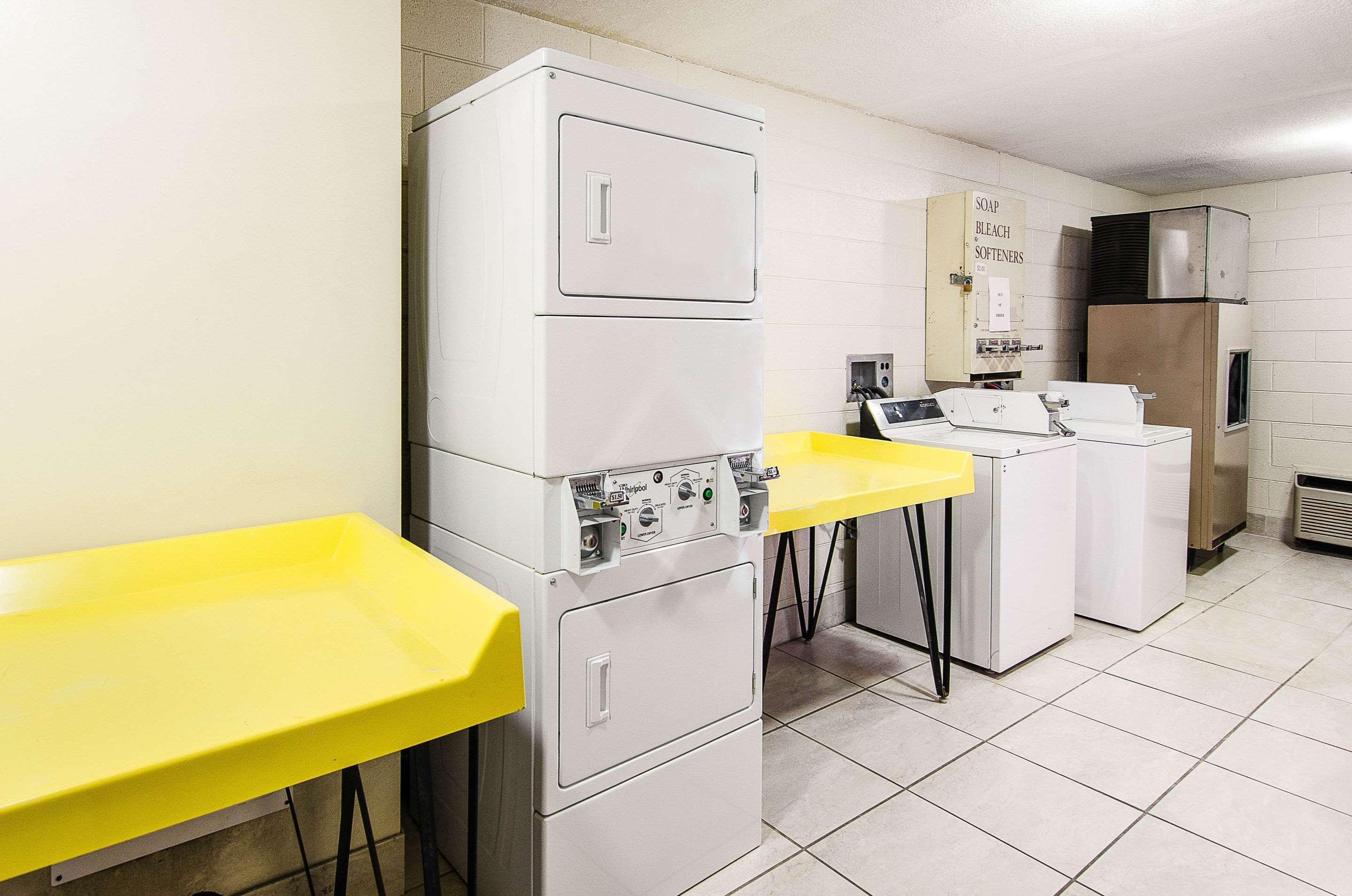 Econo Lodge Inn & Suites Norton Экстерьер фото