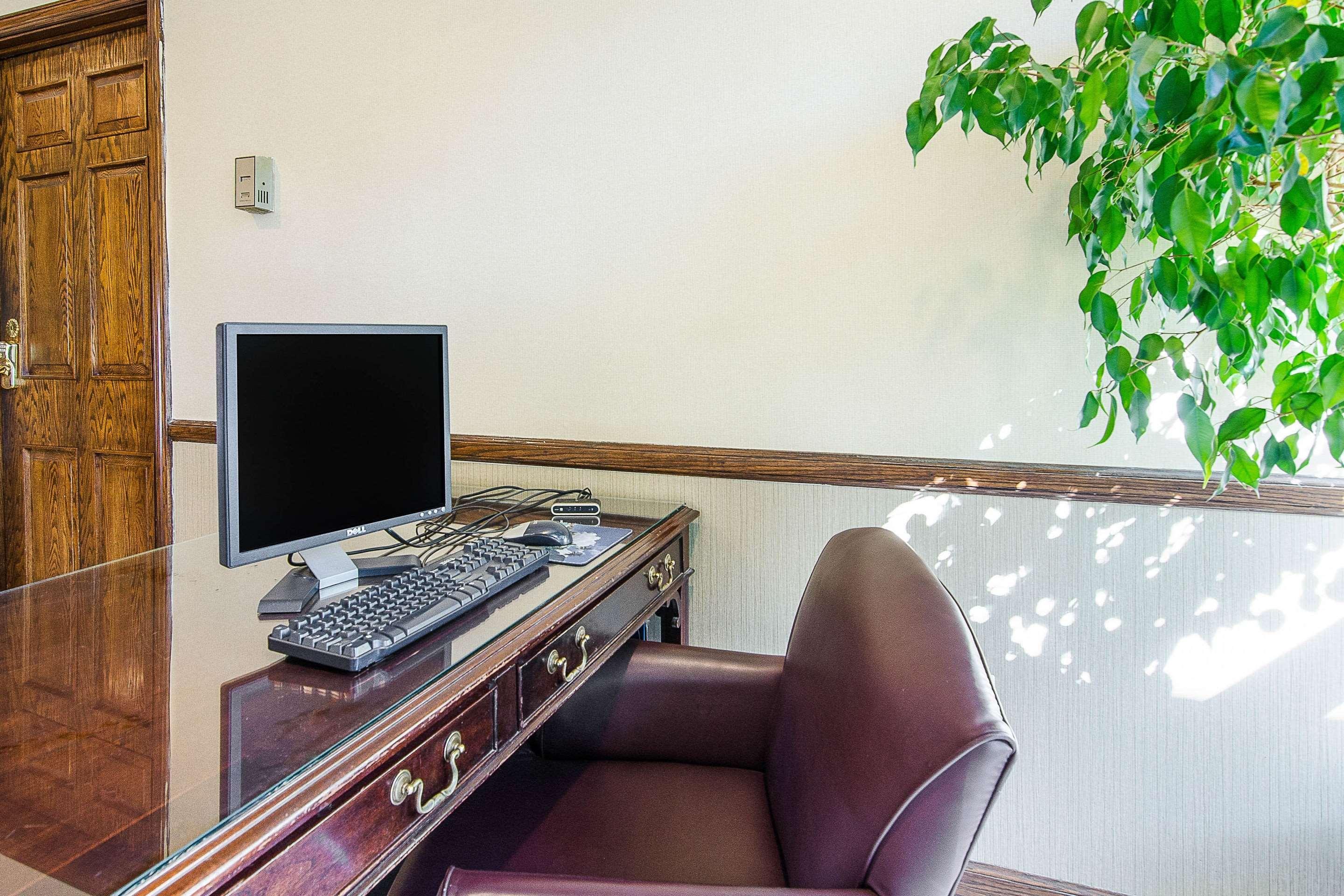 Econo Lodge Inn & Suites Norton Экстерьер фото