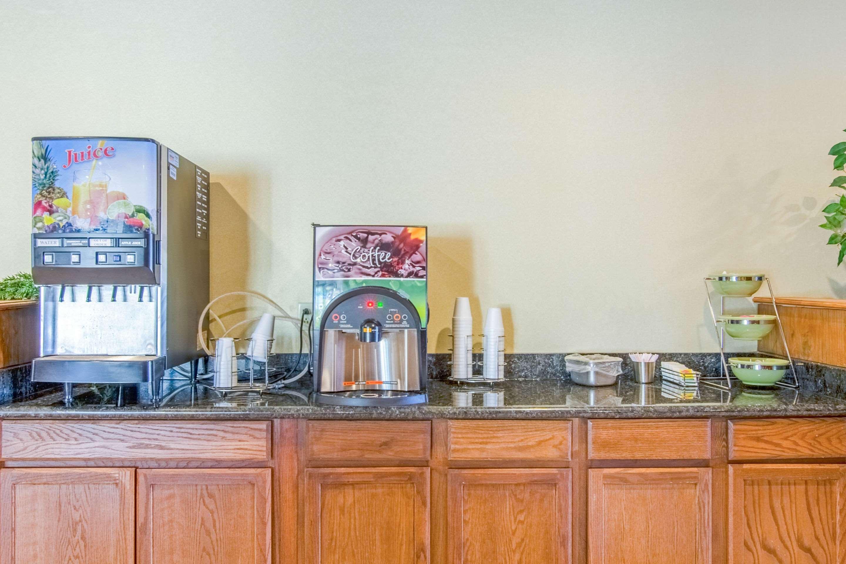 Econo Lodge Inn & Suites Norton Экстерьер фото