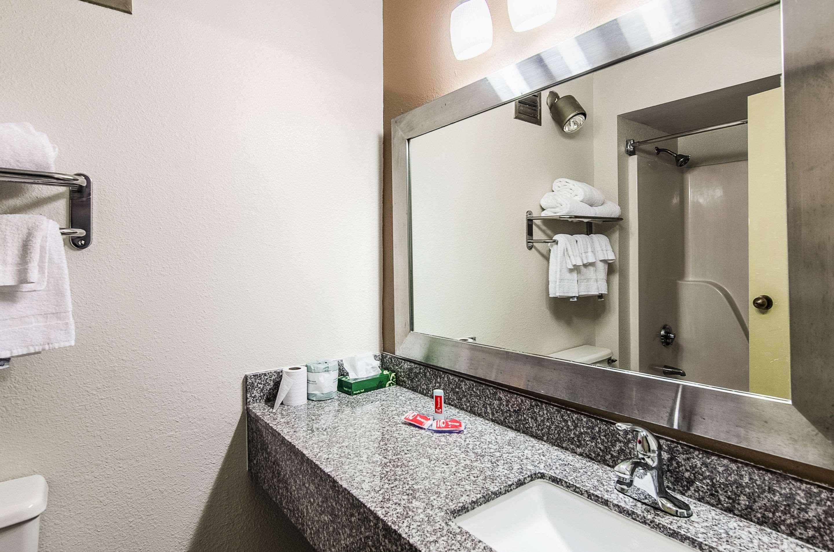 Econo Lodge Inn & Suites Norton Экстерьер фото