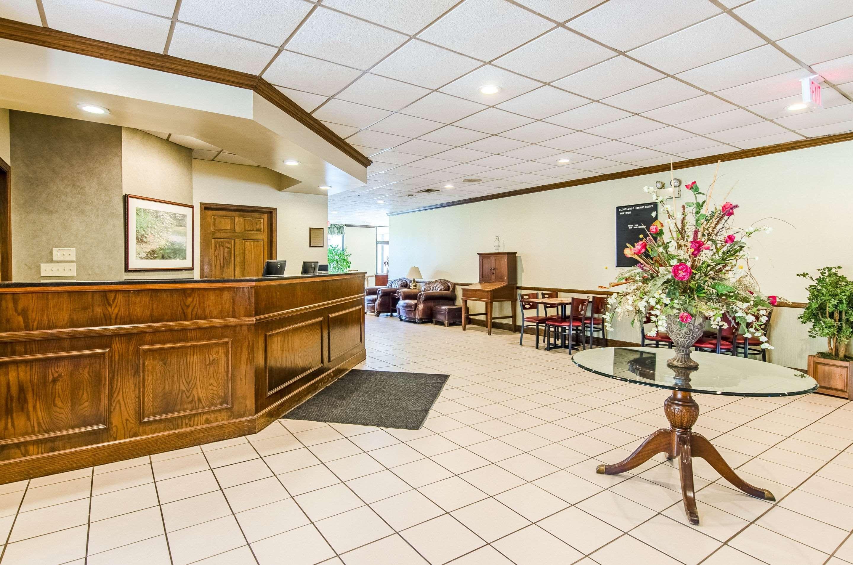 Econo Lodge Inn & Suites Norton Экстерьер фото