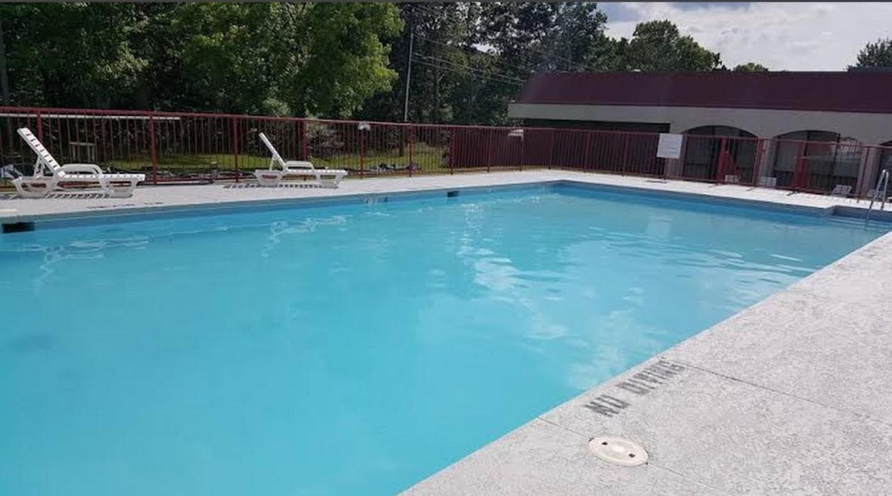 Econo Lodge Inn & Suites Norton Экстерьер фото