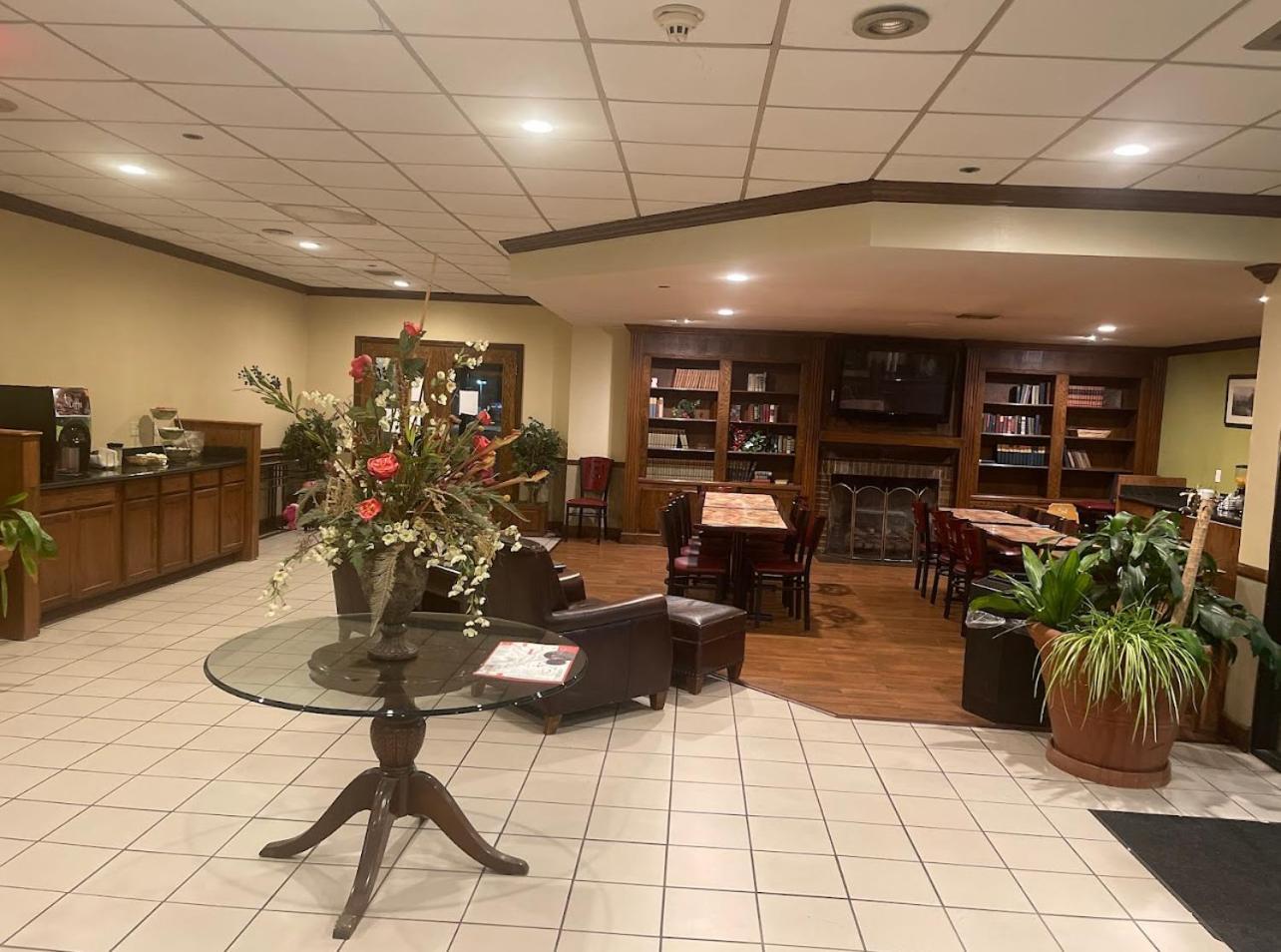 Econo Lodge Inn & Suites Norton Экстерьер фото