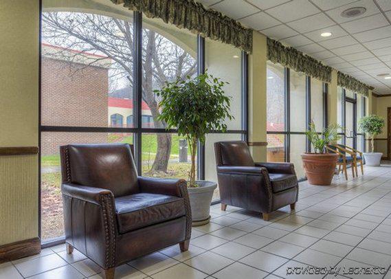 Econo Lodge Inn & Suites Norton Экстерьер фото