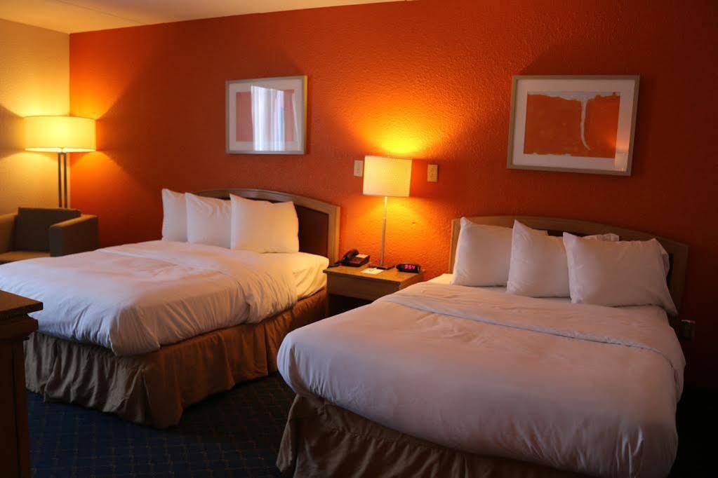 Econo Lodge Inn & Suites Norton Экстерьер фото