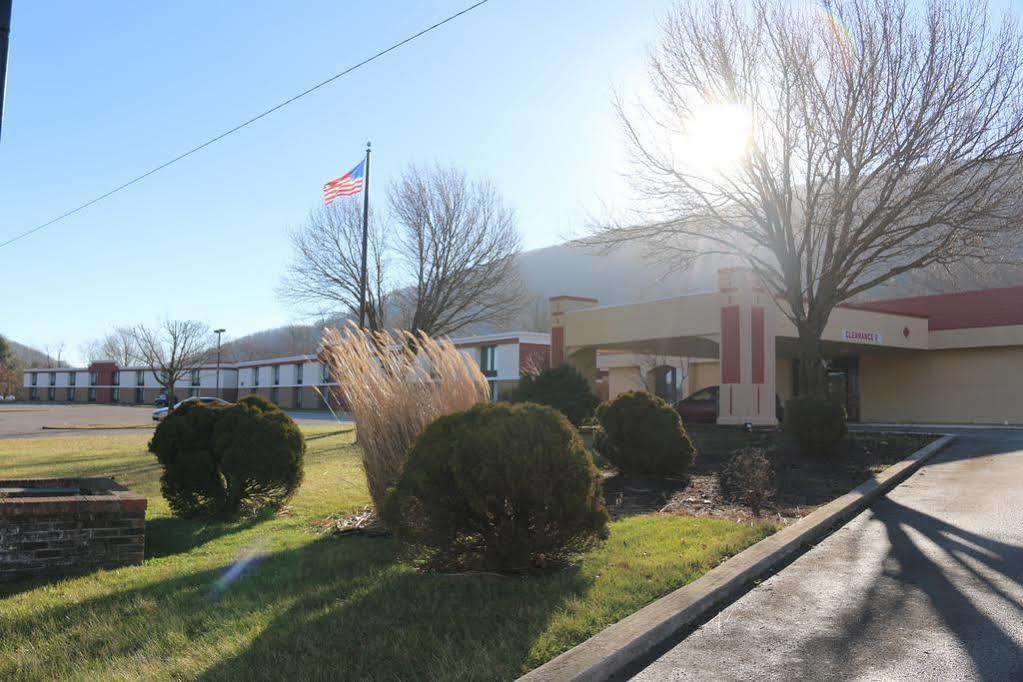 Econo Lodge Inn & Suites Norton Экстерьер фото