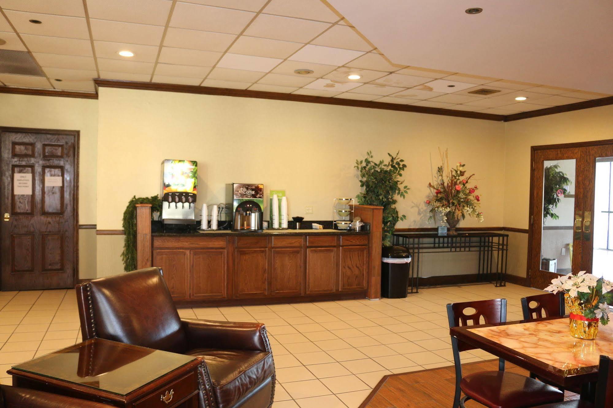 Econo Lodge Inn & Suites Norton Экстерьер фото