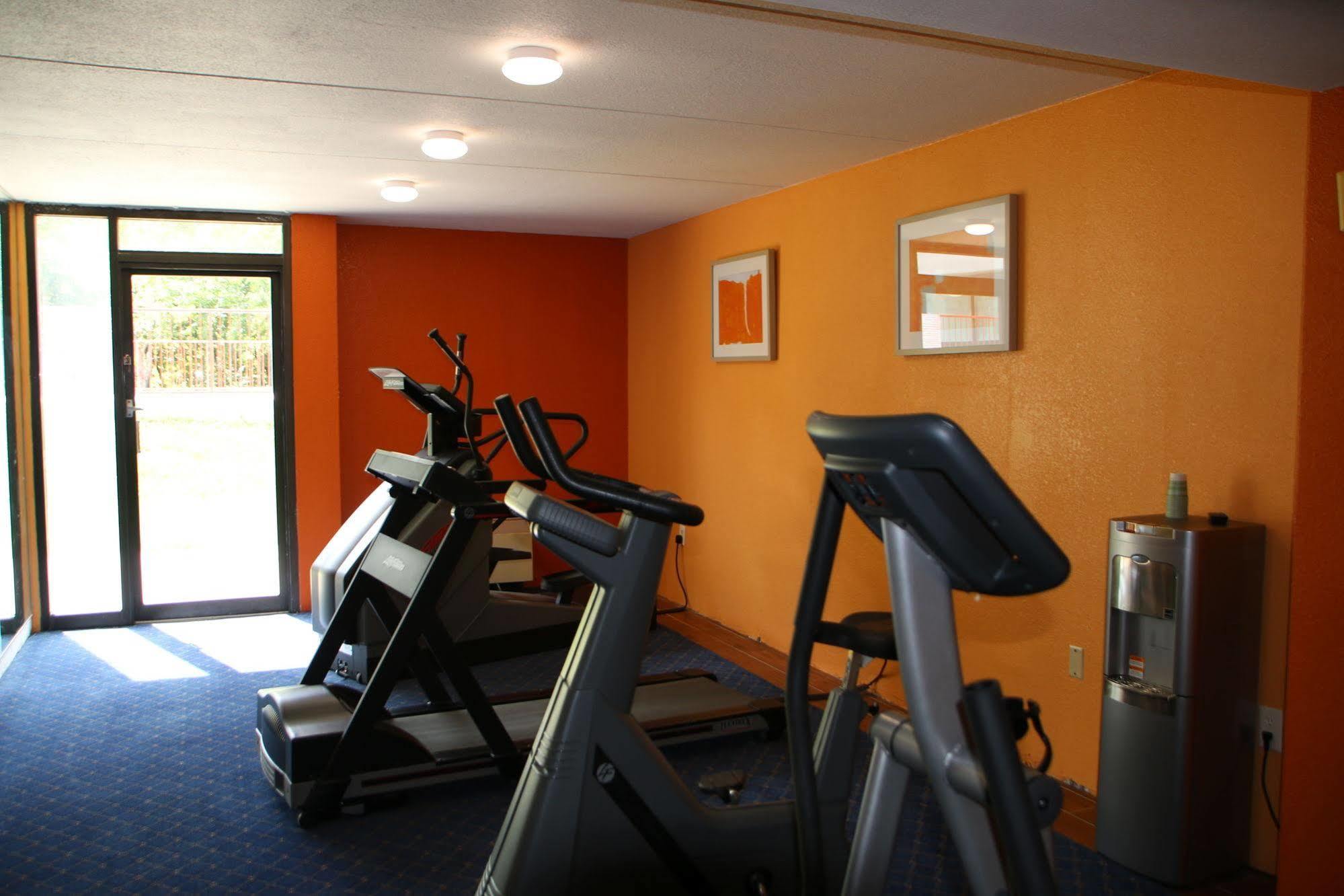 Econo Lodge Inn & Suites Norton Экстерьер фото