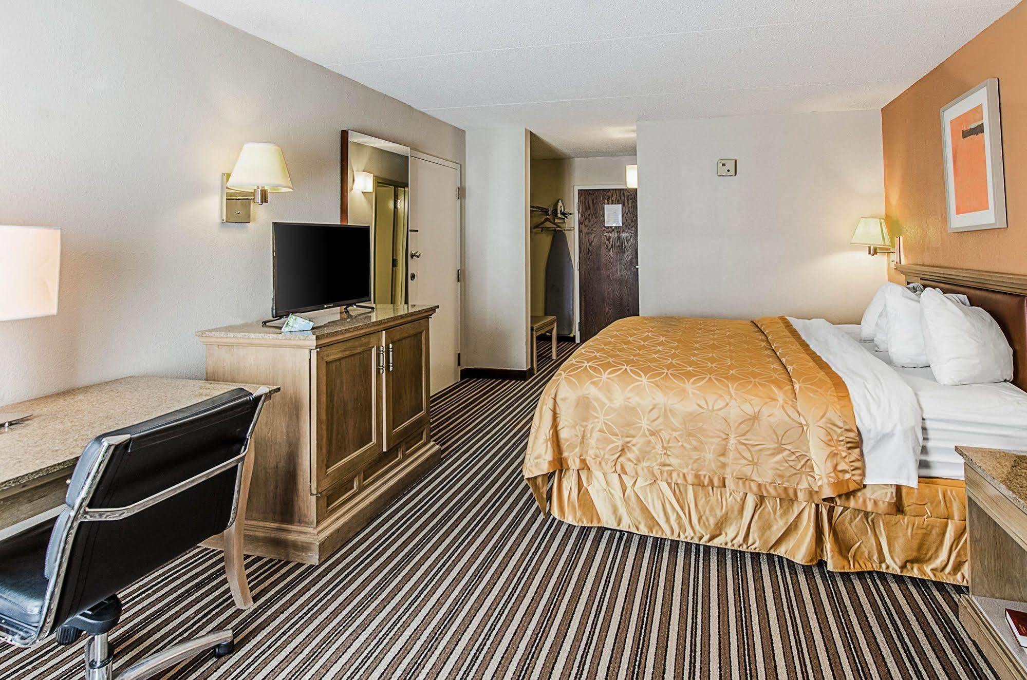 Econo Lodge Inn & Suites Norton Экстерьер фото