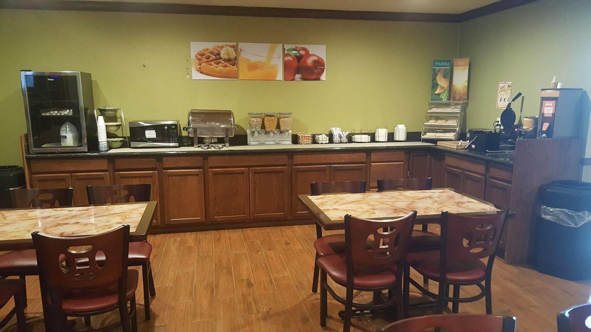 Econo Lodge Inn & Suites Norton Экстерьер фото